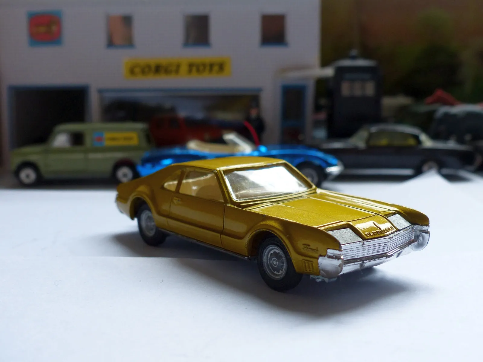 276 Oldsmobile Toronado in amber-gold (1)