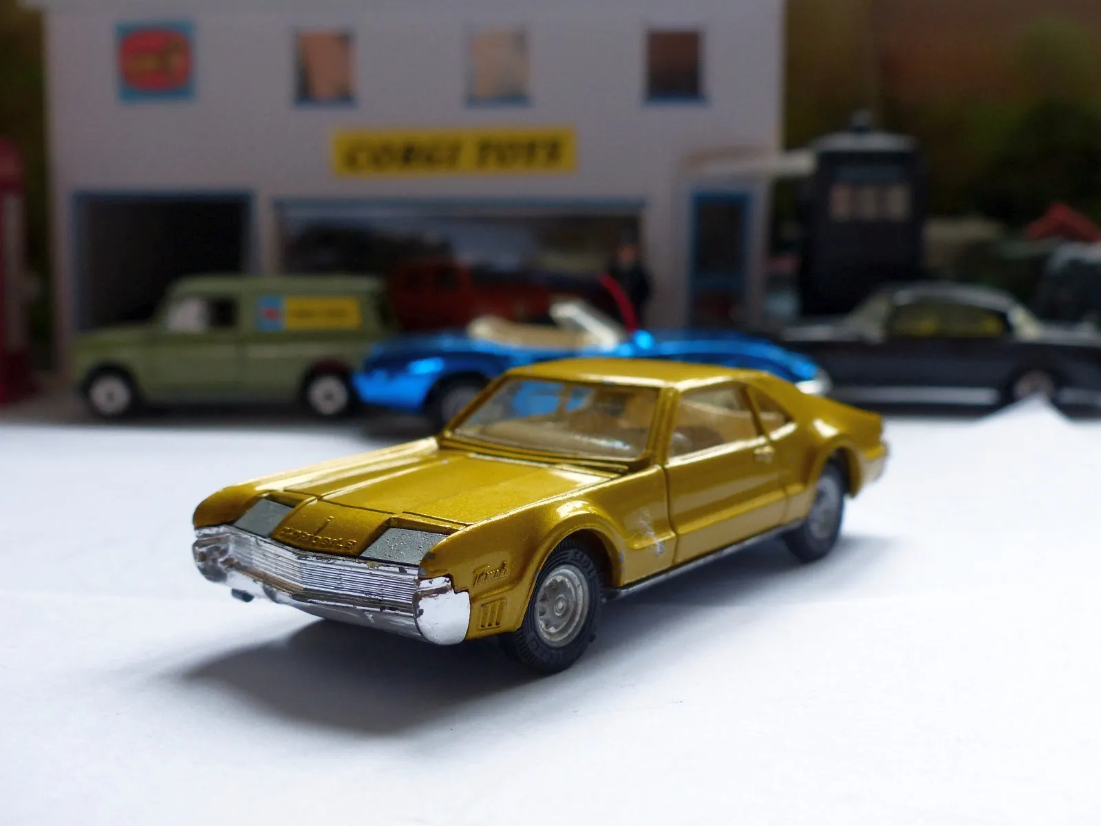 276 Oldsmobile Toronado in amber-gold (1)