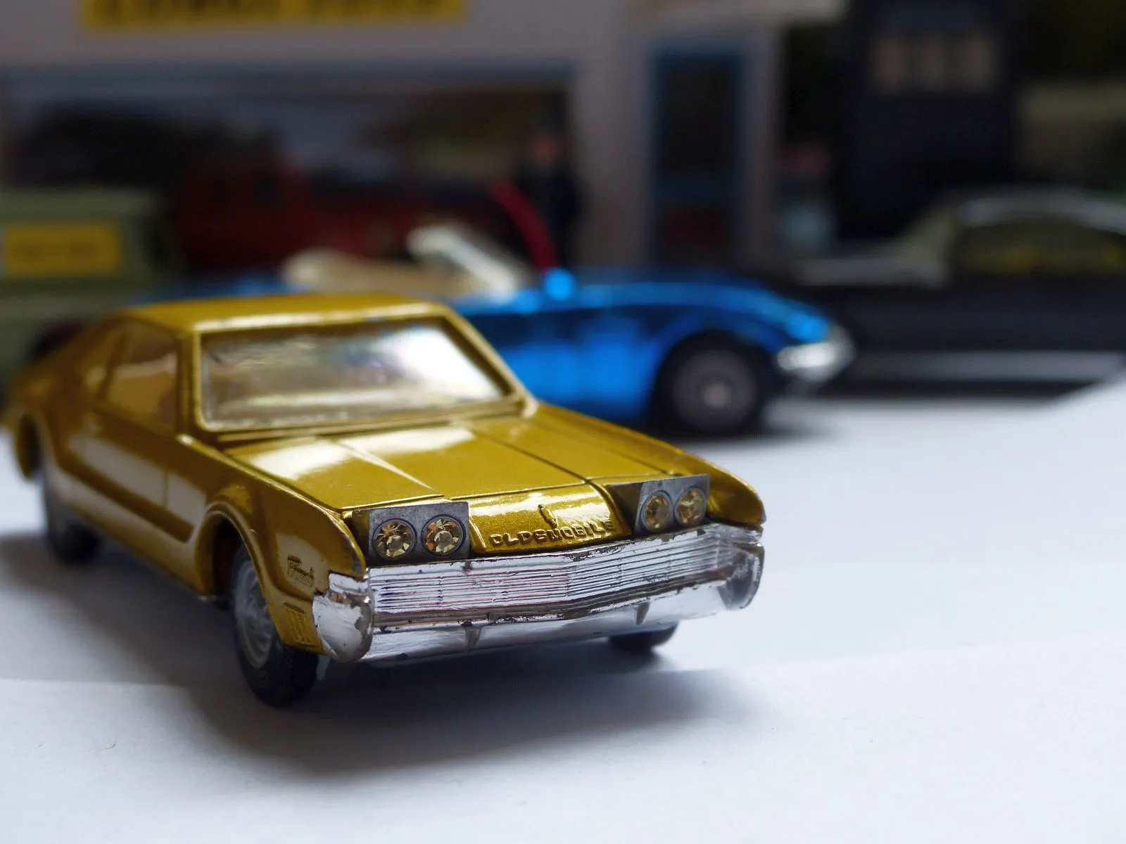 276 Oldsmobile Toronado in amber-gold (1)